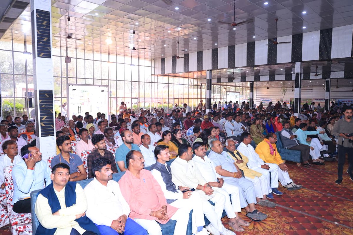 daraschauhan354's tweet photo. उन्हें आत्मनिर्भर बनने हेतु प्रोत्साहित किया।
कार्यक्रम में उपस्थित कृषक बंधुओं एवं कारीगरों से संवाद कर उनकी समस्याओं को सुना तथा उनके उज्ज्वल भविष्य की कामना की।

#PicOfTheDay #Photography #ExplorePage #TrendingNow #ViralPost #darasinghchauhan https://t.co/y6hiMJ56lB