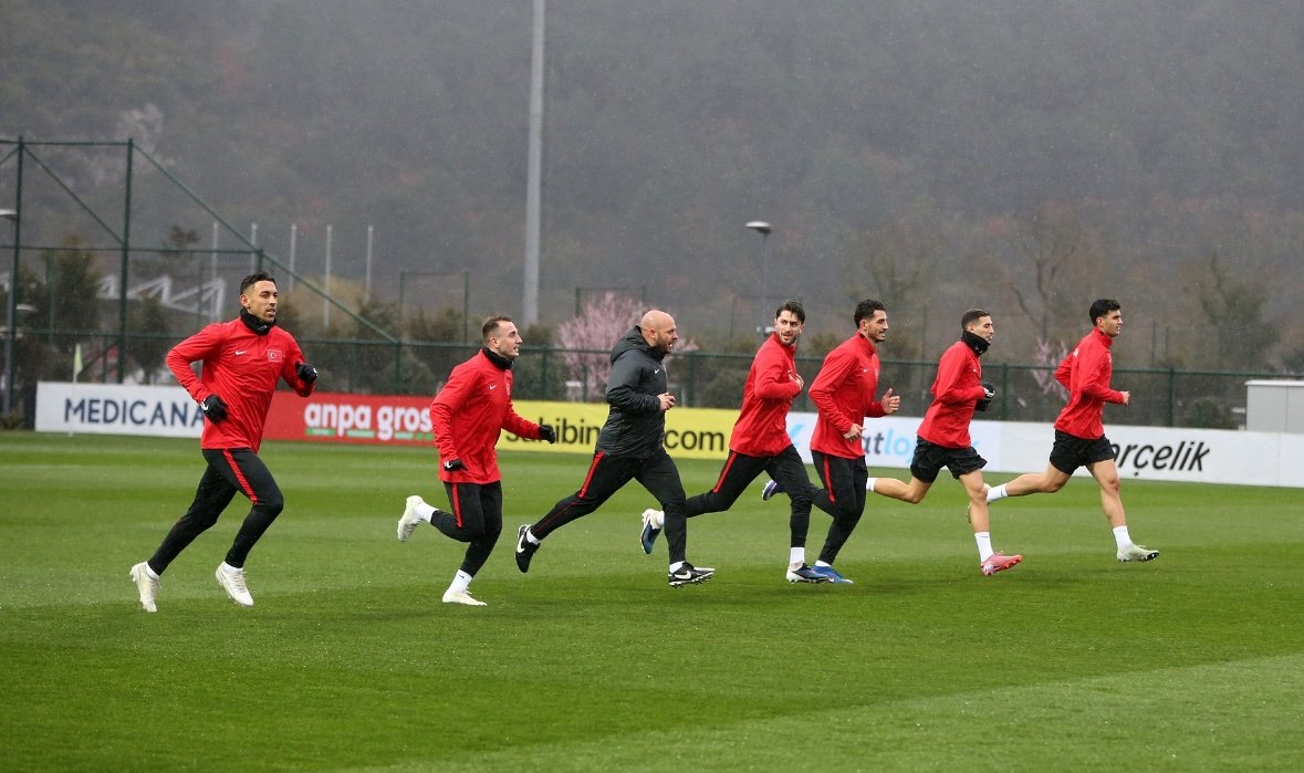 sarilacivertskk's tweet photo. Bu 7 oyuncu bir gün fazla idman yapacak diye TFF Galatasaray'ı Avrupa dönüşü sakat fazla iken Göztepe deplasmanından kurtardı. Skandal bir kollanma artık yaptıkları arşa çıktı. Galatasaray oyuncuları yine piyasada yok. https://t.co/6rI1rir9QU