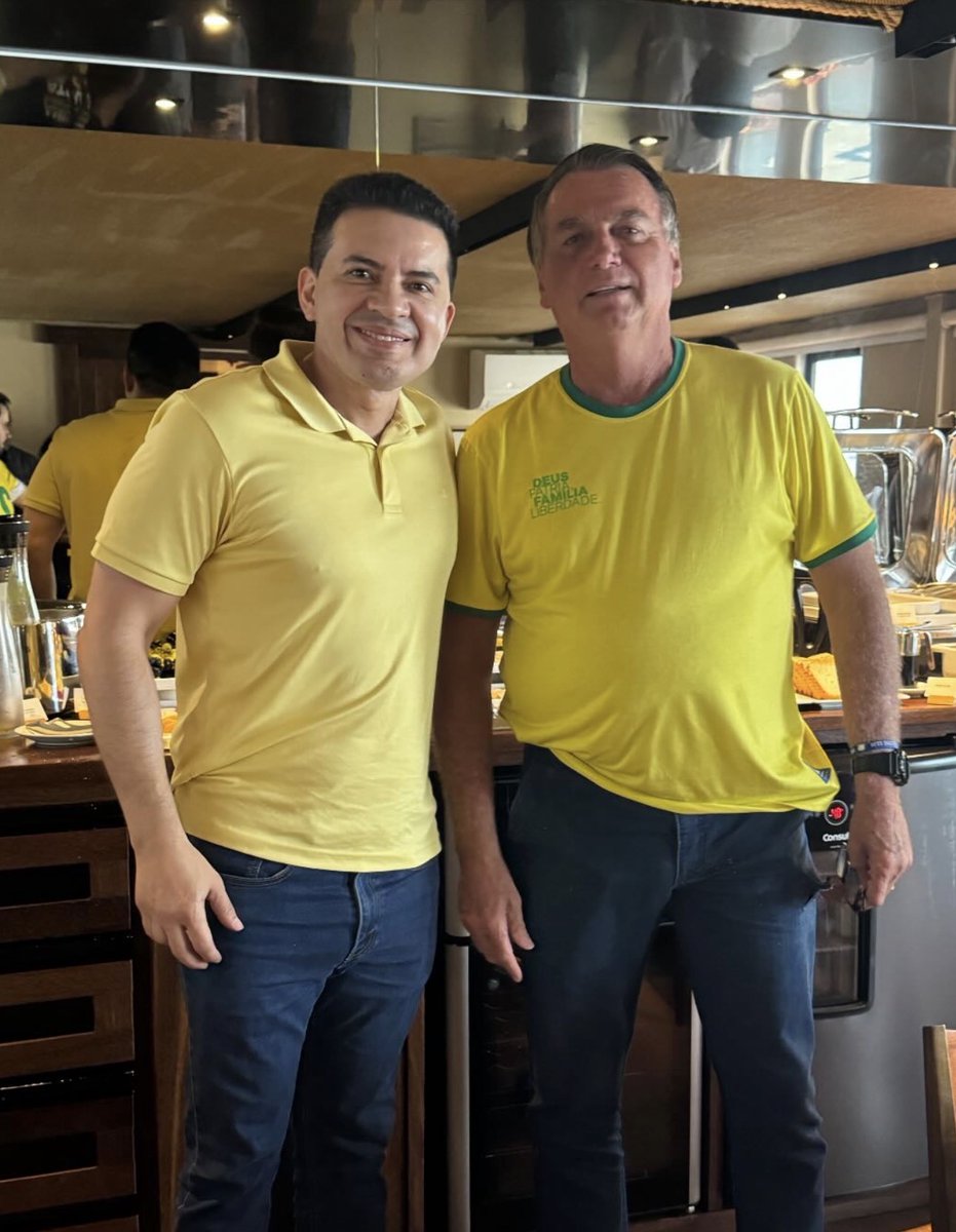 deltapericles's tweet photo. “Os que semeiam com lágrimas colherão com alegria.” — Salmos 126:5

Há pessoas que passam por desertos que pouca gente suportaria atravessar. E, ainda assim, seguem de pé. Com fé, coragem e a certeza de que nenhuma aflição é em vão quando existe propósito.

Hoje é dia de parabenizar Jair Messias Bolsonaro, nosso eterno presidente, um homem que, para nós, representa força, resistência e amor ao Brasil. Um líder que enfrenta duras batalhas, suporta dores, perseguições, incompreensões e nunca deixou de defender aquilo em que acredita.

Mais do que celebrar um aniversário, hoje celebramos a permanência de uma trajetória que marca a história do nosso país e toca profundamente a vida de tantas pessoas, inclusive a minha.

Que Deus continue sustentando seus passos, renovando suas forças e mostrando que, depois do deserto, sempre há um tempo de honra, restituição e esperança.

Feliz aniversário ao eterno presidente Bolsonaro. Que o Senhor Deus siga no controle de tudo.