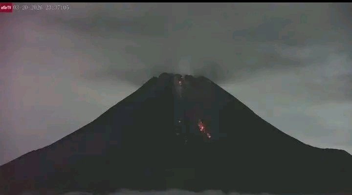 gunung Merapi mengeluarkan guguran lava pijar 20 Maret 2026 pukul 23.37 wib
📸 AfarTv livecctv
