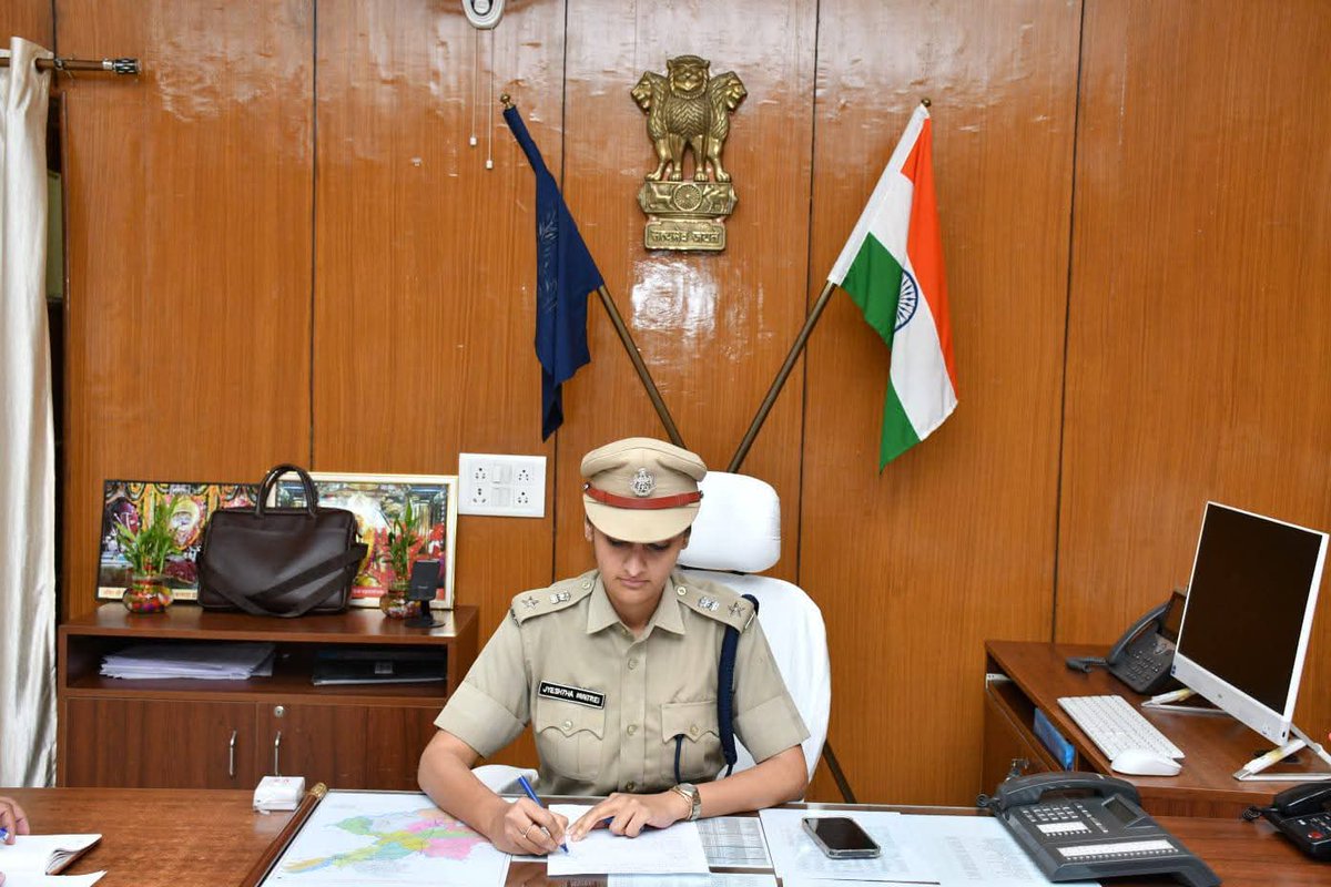 news21national's tweet photo. #SawaiMadhopur : सवाई माधोपुर जिले की नई पुलिस अधीक्षक ज्येष्ठा मैत्रयी ने पदभार ग्रहण
#SawaiMadhopur #NewSP #JyesthaMaitreyee #RajasthanPolice #LawAndOrder #CrimeControl #BreakingNews #LatestNews #HindiNews #News21 #News21National @SPsawaimadhopur @PoliceRajasthan https://t.co/2qoU4qHdZA