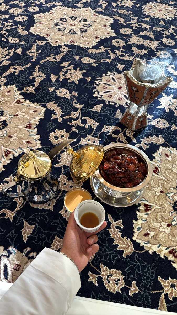 x7nly's tweet photo. في وصف أحد الشعّار لمحبوبة يقول :

ماكنك إلا قهوه هيلها زان
تجلي عماس الراس في كل حزه ..🤍✨

 #النفسيهᅠ_محتاجه_قهوه https://t.co/OPzh6DUHuD