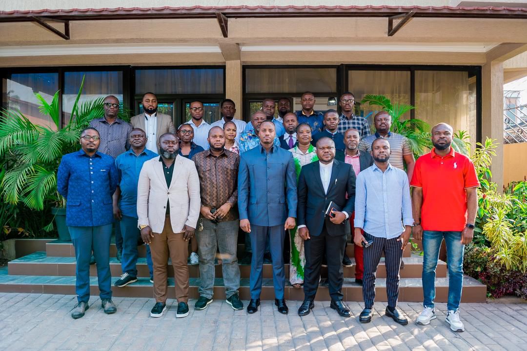 KiayimaPlacide's tweet photo. @didier_kamerhe réuni les conseillers communaux de @uncrdc : cap sur l’unité, la responsabilité et le soutien aux institutions.
Message relayé de @VitalKamerhe1 et appui réaffirmé au Président @fatshi13_.
📅 Mobilisation lancée pour le 11 avril 2026 à Kasa-Vubu. https://t.co/Kkt2IimO09