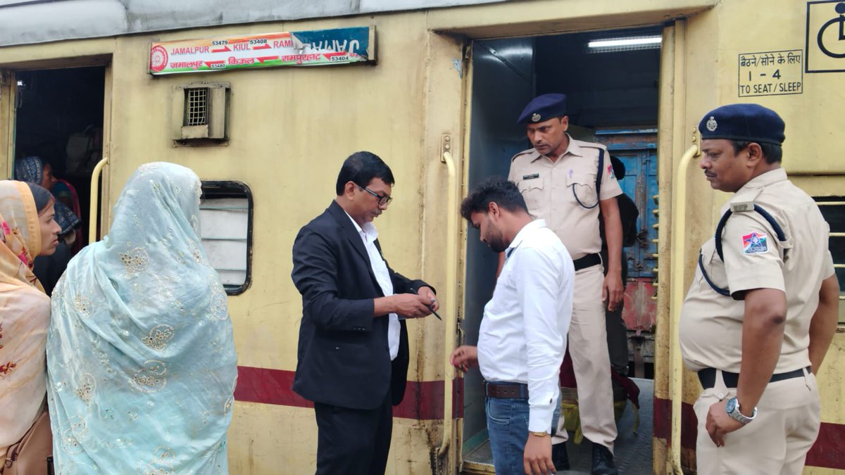 drmmalda's tweet image. 🚆 Malda Division conducted an intensive ticket checking drive over Barharwa–Sahibganj–Pirpainti section under leadership of Sr DCM Malda.

330 irregular travel cases detected; ₹1.06 lakh realized as penalty.

Passengers advised to use #RailOneApp &amp;amp; travel with valid tickets.