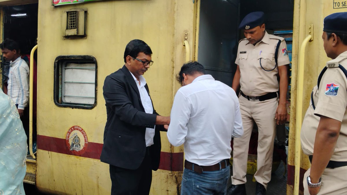 drmmalda's tweet image. 🚆 Malda Division conducted an intensive ticket checking drive over Barharwa–Sahibganj–Pirpainti section under leadership of Sr DCM Malda.

330 irregular travel cases detected; ₹1.06 lakh realized as penalty.

Passengers advised to use #RailOneApp &amp;amp; travel with valid tickets.