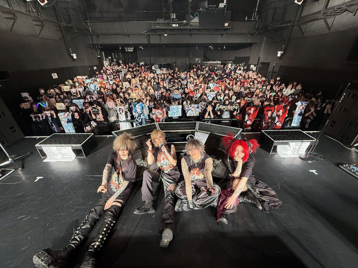 royz_214_subaru's tweet photo. 「GIANT KILLER」KILLER SHOW#1 名古屋
みんなの歌声が全部を包んでくれたんだ。いつもみんなもそんな気持ちなのかな？なんて思ったり。
ああ、とにかく今日はよく眠れそう
一緒に居てくれてありがとうね。
また八月、鬼暑いタイミングで帰ってきます🪷 https://t.co/Em8Fvqibwq
