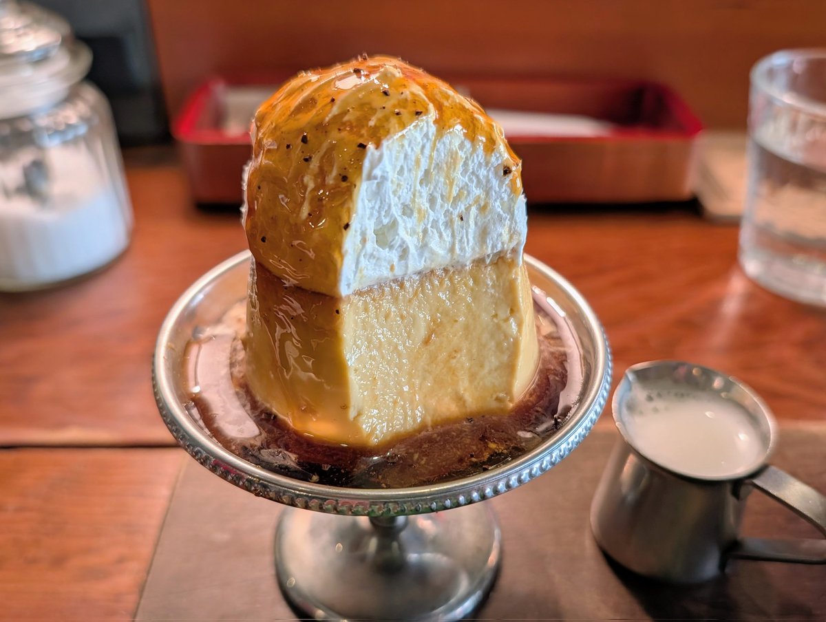 pekochan_hoppe's tweet image. わたしのイチオシ喫茶店プリン🍮✨️
据わりのいいしっかり目のプリンはスプーンではつっても傾くことなく…その体幹の強さはさながら大橋和也🤗
トロ～リ煮詰まったカラメルソースがまたよくて🥰これはきっと大橋さんも好きなやつ👍💚

#TheCAFE
#ぷりん🍮
#かずやの好きな食べ物おっかけちゅー😘