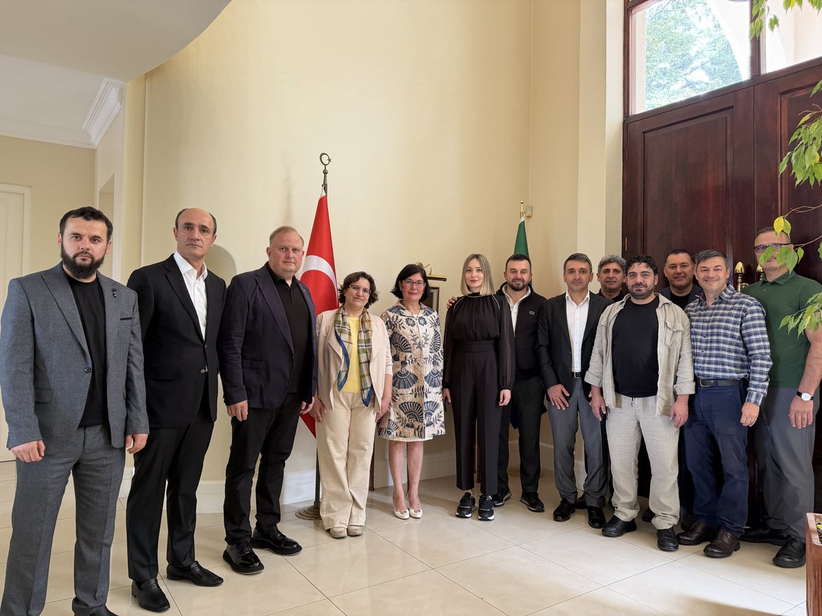 TimurDem3's tweet photo. DTİK Güney Afrika Temsilciler Meclisi olarak, T.C. Pretoria Büyükelçiliğimizin ev sahipliğinde düzenlenen Ramazan Bayramı buluşmasında, kıymetli vatandaşlarımızla bir araya gelmenin mutluluğunu ve manevi huzurunu yaşadık.

Bu anlamlı günde bizleri bir araya getirerek birlik ve beraberlik duygularımızı pekiştiren, gönüllerimizi buluşturan Sayın Büyükelçimiz Nilvana Darama Yıldırım Hanımefendi’ye nazik ev sahipliği ve samimi misafirperverliği için şükranlarımızı sunarız.

Ayrıca organizasyonda emeği geçen tüm Büyükelçilik çalışanlarımıza teşekkür ediyor, bu mübarek bayramın milletimiz için hayırlara vesile olmasını temenni ediyoruz.

Bayramın; kardeşliğimizi, dayanışmamızı ve ortak değerlerimizi daha da güçlendirmesini diliyor, tüm vatandaşlarımızın Ramazan Bayramı’nı en içten dileklerimizle kutluyoruz.
Saygılarımızla,