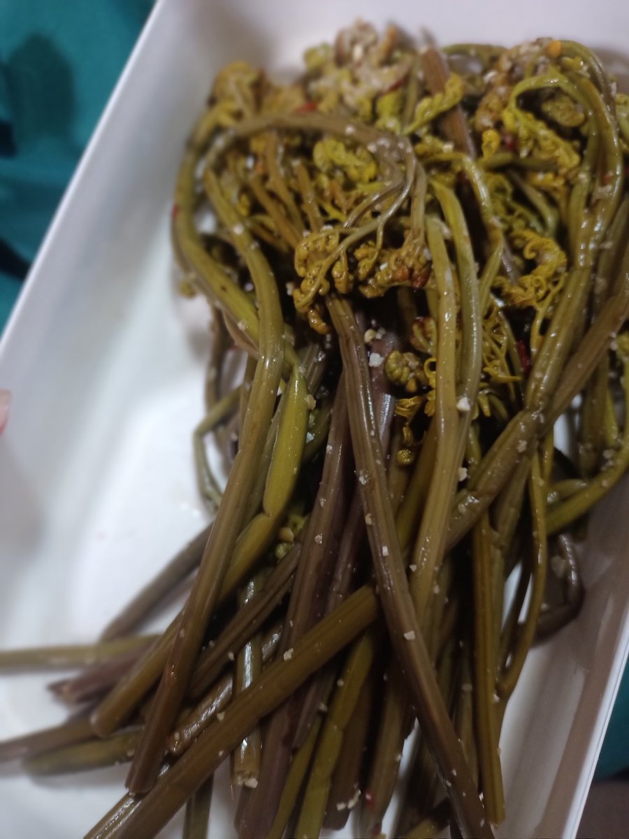 #山肉会
でお出ししたのは、春の薬膳ちらし寿司。たっぷりの鹿肉にはこべ、クレソン、ノビル、フェンネル、ビーツほかハーブと野菜を、肉と米より多い量を天盛り。個人的には中国は貴州のレシピで漬けた3年ものの蕨の漬物を入れられたのが嬉しい。フルーツのような香りがするんですよ。