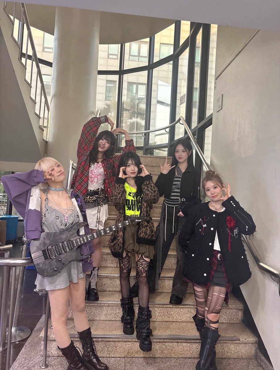 cignaturesj9's tweet photo. how time flies. 

#cignature #시그니처
#LATENCY #레이턴시 https://t.co/1bMlRFF5fR