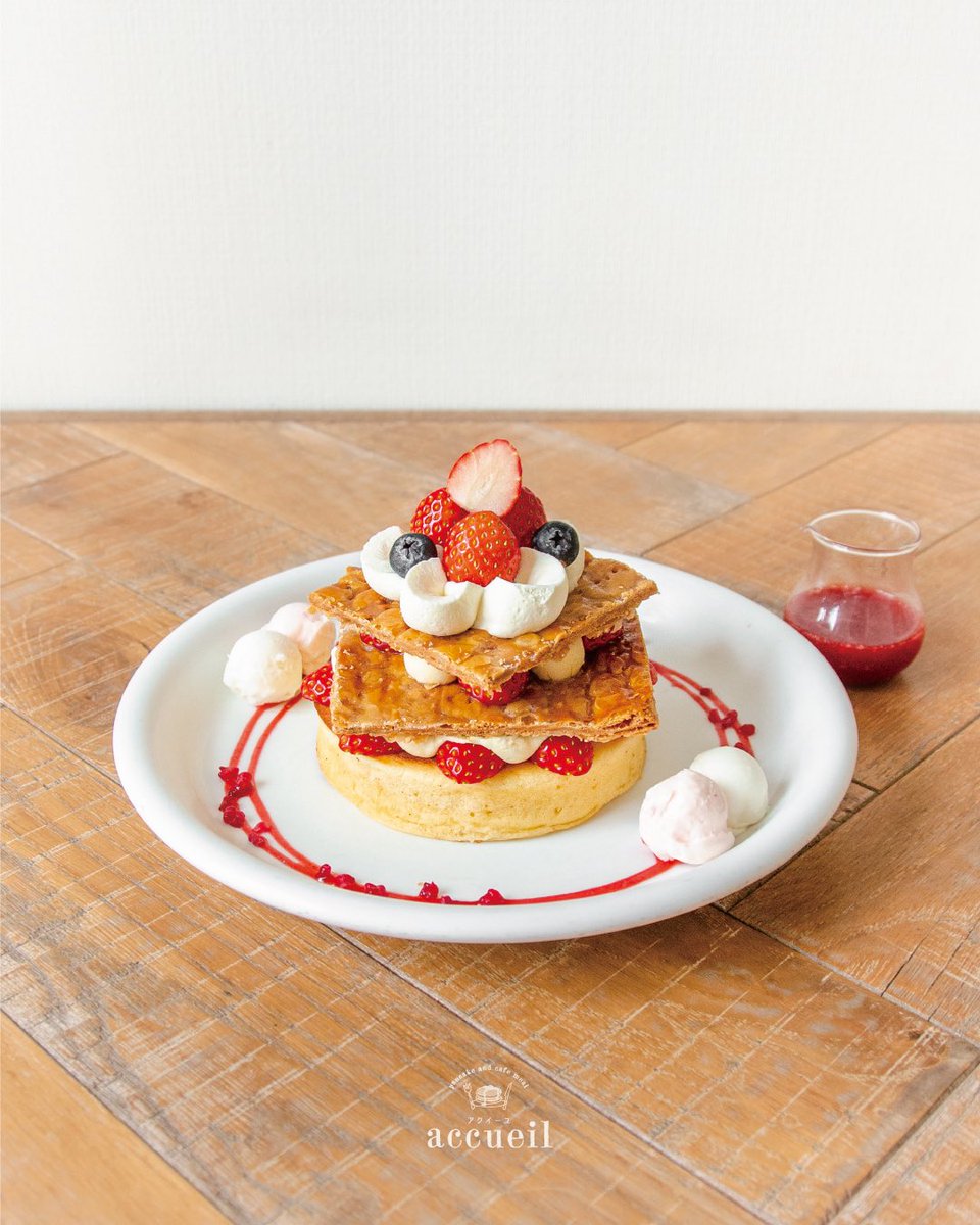 accueilEbisu's tweet photo. 💛🍓苺ミルフィーユパンケーキ🍓💛

アクイーユ自慢のもっちりパンケーキに
旬の甘酸っぱい苺を敷き詰め、

クリームチーズを混ぜ込んだ
コクのあるなめらかなカスタードクリームに

香ばしくキャラメリゼしたサックサクのパイを重ねました🫶

4月1日スタートです🌷✨

https://t.co/Gzam48BHyf https://t.co/GxOKZ6DXbx