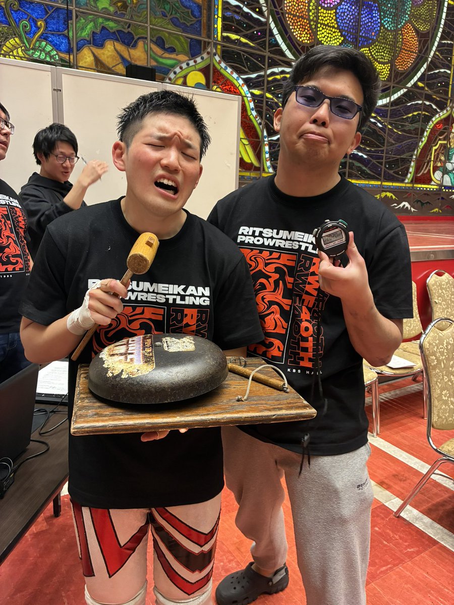 RWF_LO_Samurai's tweet photo. 3カウント入ってないのにゴングを鳴らした人と
試合時間を測るのを忘れてた人の2人による無能兄弟
#RWF40周年興行 https://t.co/utjjWZDI0P