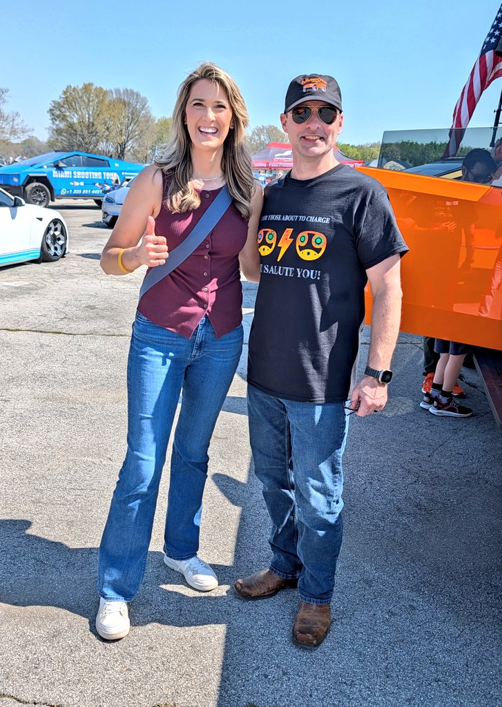 MissGoElectric's tweet photo. It's a beautiful day for the @ChatCharge 😍

All the vendors were powered by the EVs on site and there were awesome wraps and custom mods on a ton of @Tesla vehicles here! (My favorite was the googly eyes 🤪)

Plus they have some speaker sessions so we had to sit in on @JoshWest247's talk about EV road trip adventures⚡

We are hoping to make it back tonight to see the light show too 🤓