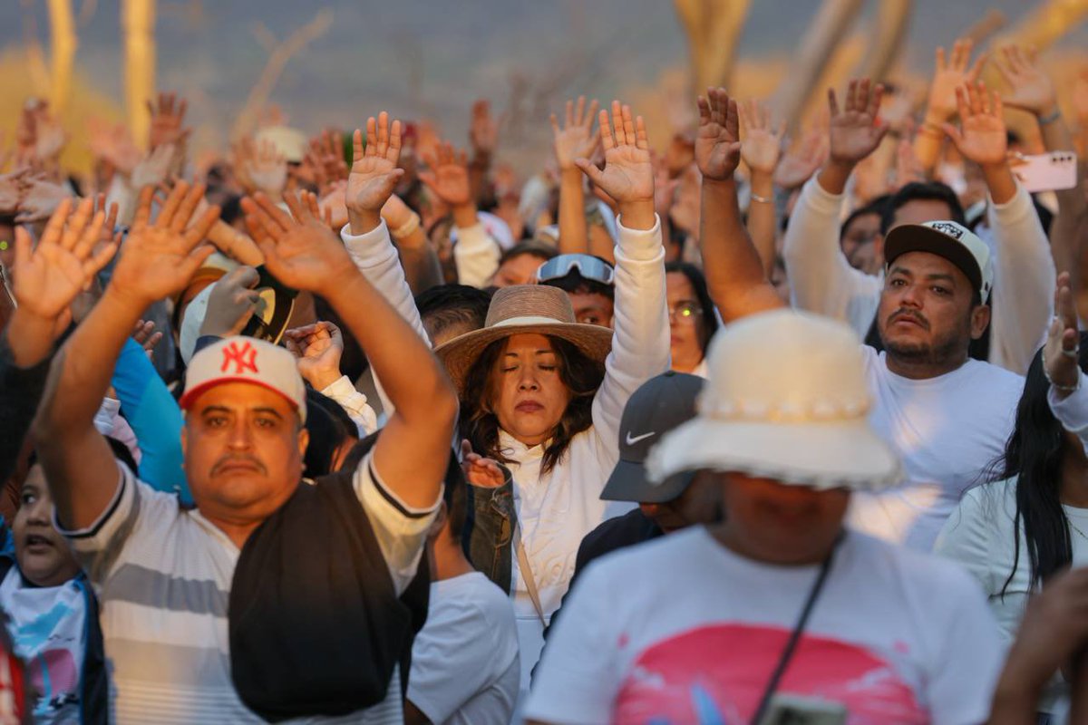 EvelynSalgadoP's tweet photo. Agradezco la invitación de la familia Sistema DIF Guerrero, encabezada por Liz Salgado Pineda, para acompañar esta hermosa ceremonia, que se convierte en un espacio que reúne a familias y nos conecta con nuestras raíces, historia y la grandeza cultural de nuestro estado. ✨

Que esta primavera 2026 sea una etapa llena de esperanza y nuevos comienzos para todas y todos. 🌼💛 (2/2)