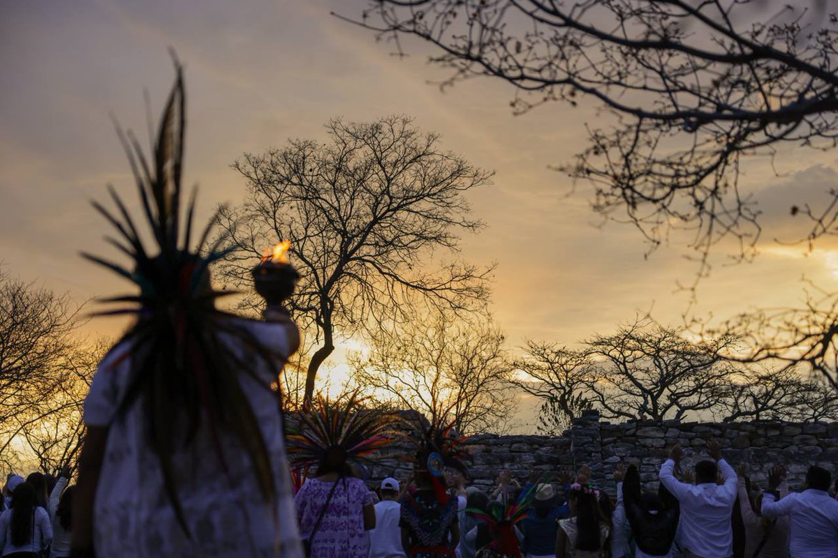 EvelynSalgadoP's tweet photo. Agradezco la invitación de la familia Sistema DIF Guerrero, encabezada por Liz Salgado Pineda, para acompañar esta hermosa ceremonia, que se convierte en un espacio que reúne a familias y nos conecta con nuestras raíces, historia y la grandeza cultural de nuestro estado. ✨

Que esta primavera 2026 sea una etapa llena de esperanza y nuevos comienzos para todas y todos. 🌼💛 (2/2)