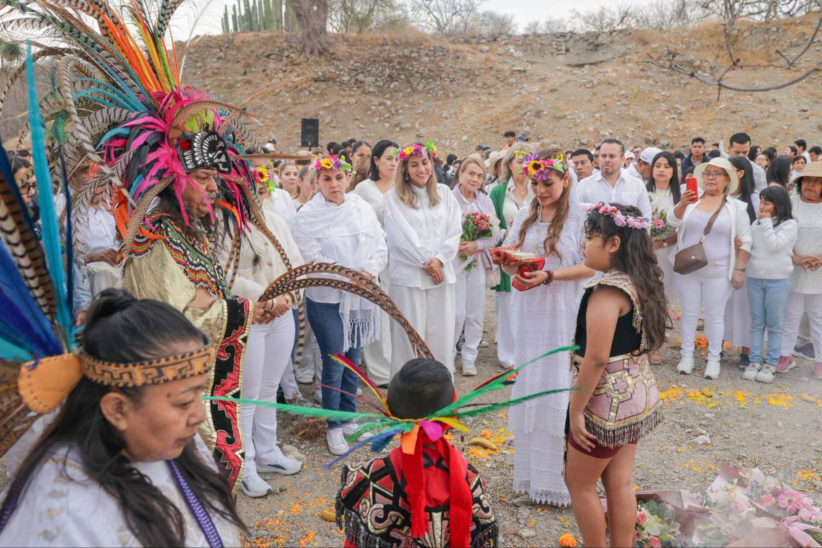 EvelynSalgadoP's tweet photo. Agradezco la invitación de la familia Sistema DIF Guerrero, encabezada por Liz Salgado Pineda, para acompañar esta hermosa ceremonia, que se convierte en un espacio que reúne a familias y nos conecta con nuestras raíces, historia y la grandeza cultural de nuestro estado. ✨

Que esta primavera 2026 sea una etapa llena de esperanza y nuevos comienzos para todas y todos. 🌼💛 (2/2)