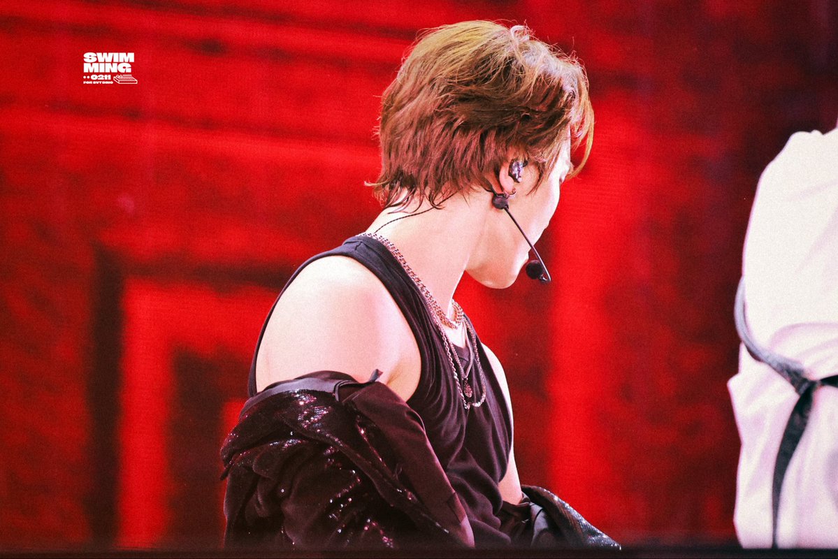 SWIMMING🦦 tweet media