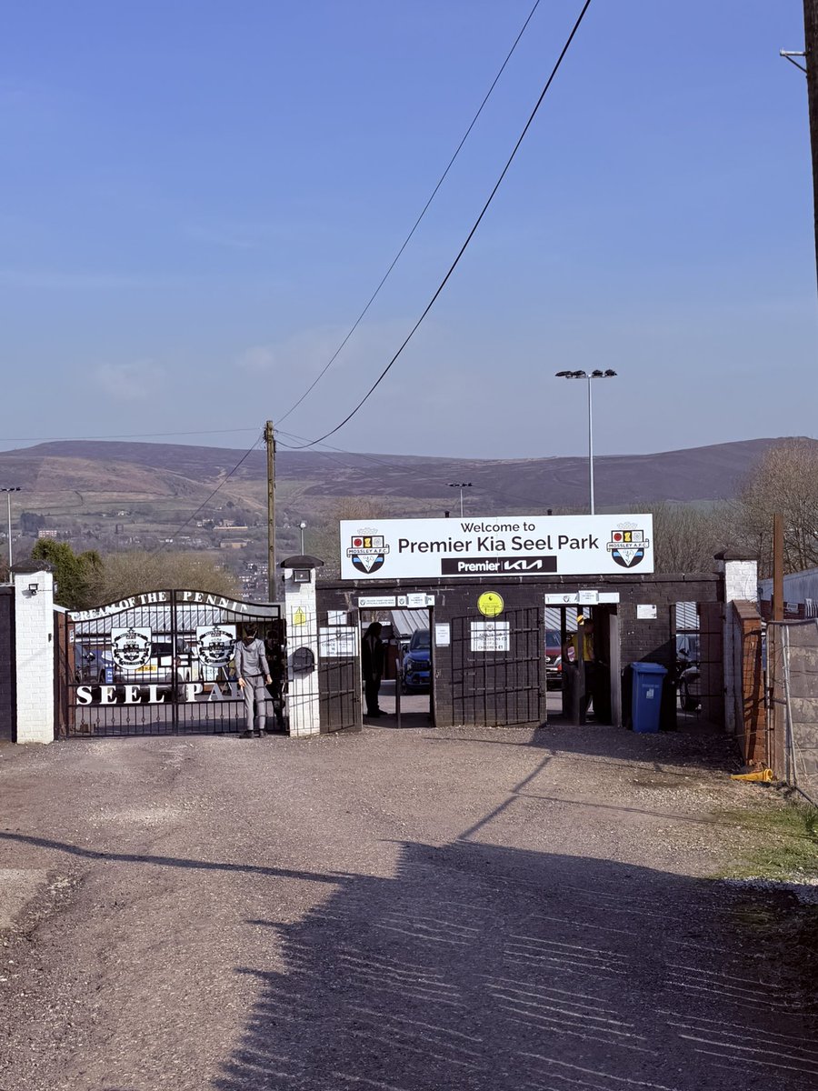 RichardKosmala's tweet image. Anytime the train to the Airport has stopped here I always think how stunning the backdrop looks and one day I’d be there for a walk and a game. Today was that day! 🙏 Such a warm welcome &amp;amp; wild game @MossleyAFC 3-2 win with 10 humans 😅 #groundhopping #nonleague #stepfour