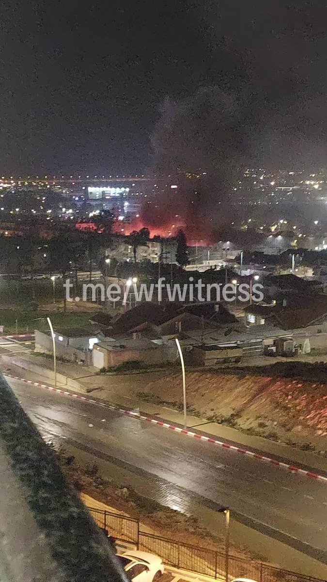ThetiMapping's tweet image. Haven't seen this kind of footage of a non-cluster impact in a while. An Iranian ballistic missile directly hit a house in Dimona. Throughout the day, Iran has focused most of their launches on this region, likely as retaliation for the strikes on the Natanz enrichment facility.
