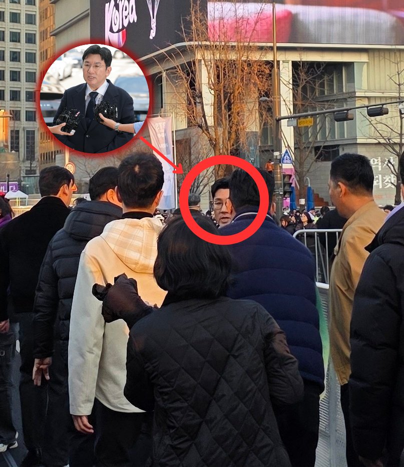luenacore's tweet photo. One of the busiest streets in Seoul, the capital of South Korea, was shut down after HYBE secured the location for an event (BTS's comeback). It's absolutely reasonable to celebrate a group's comeback, many, if not all, artists do, so this is not directed at the artists. Rather, the concerns lie with HYBE's planning and management of the event, particularly given the level of disruption and the extent to which ordinary citizens' rights were compromised.

1. Citizens were forced to take annual leave, which violates South Korea's labour laws.

2. Over 800 firefighters and around 100 fire trucks were deployed by the government, even as a nearby fire resulted in fatalities and missing individuals.

3. Despite an expected turnout of 250,000, actual attendance was only around 40,000–42,000. Of those present, approximately 15,000 were police and safety personnel, with another 6,700 being staff.

4. Police officers were required to work beyond their regular hours to support the event.

5. Vendors were made to prepare for over 250,000 people, but with significantly lower attendance, many suffered substantial financial losses.

6. Ordinary citizens were required to undergo full-body security checks just to cross the street.

7. Weddings planned months in advance were delayed, with some affected parties considering legal action.

8. Buses were rerouted, operating without stop.

9. Parcel deliveries were halted across parts of Jongno-gu from March 20–21.

10. Lockers in 17 subway stations were closed.

11. Museums and art galleries near Gwanghwamun were shut.

12. Approximately 38 million won in taxpayer funds was allocated for waste disposal costs.

I'm not sure what was going through Bang Si-hyuk's hollow skull when he decided to hold it in a location that significantly disrupts the lives of ordinary citizens and violates their basic rights.