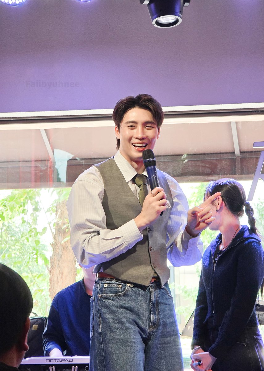 faiibyunnee's tweet photo. คือสามารถทอล์คโชว์คนเดียวได้เลยแหละ 😆😂
#MeanPhiravich
#MeanTro https://t.co/xuDAcMlChR