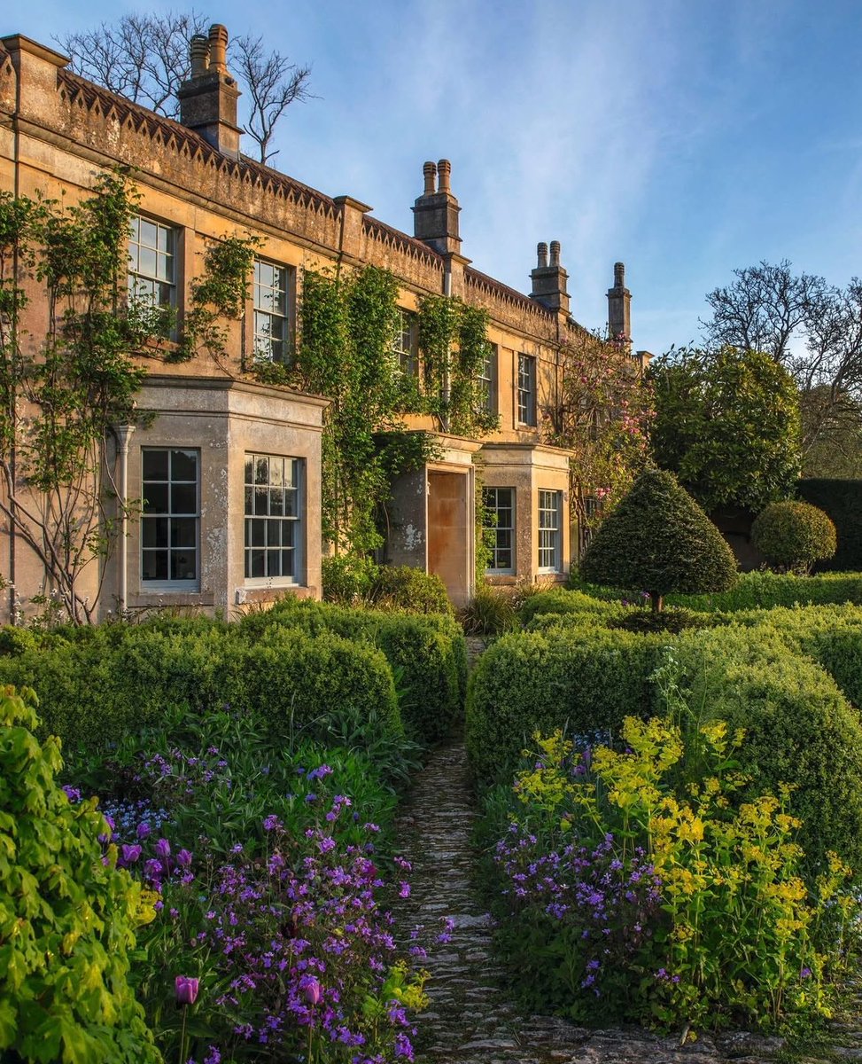 Elle Lookbook tweet media