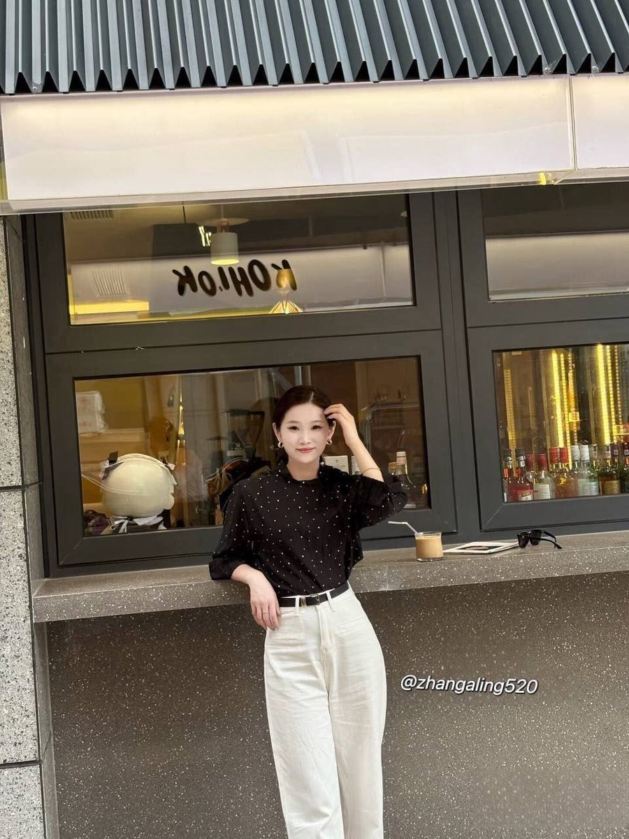 zhangaling520's tweet photo. 下午去了学生家里，准备和学生家长聊一下。没想到他一直在夸我，说我好有气质，之后还故意靠过来说话，还好学生去外面玩了。  气氛太暧昧，不自禁的就发生了，被抱起来抽插真的太刺激，高潮一波接着一波…  果然欲望一旦开启了就很难抑制，推特上的男士应该更有新鲜感吧，附近的小伙伴可以找老师报名 https://t.co/gG2gjcHv5C
