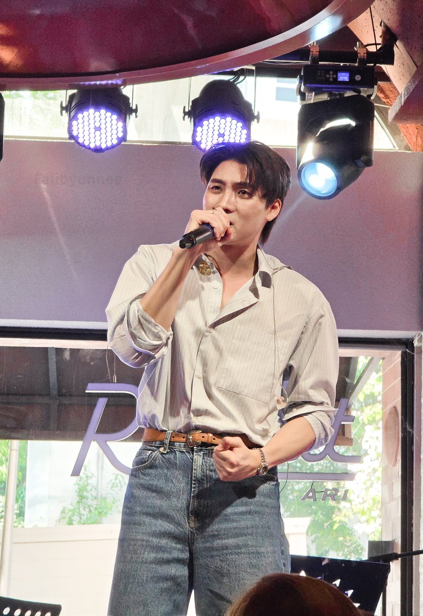 faiibyunnee's tweet photo. ชอบความมั่นใจของมีนในการร้องเพลงมาก ค่อยๆ ฝึกฝนจนเป็นมีนที่ถือไมค์ร้องเพลงอยู่บนเวทีในวันนี้ 🥹
#MeanPhiravich
#MeanTro https://t.co/J8MZZ4yZwC