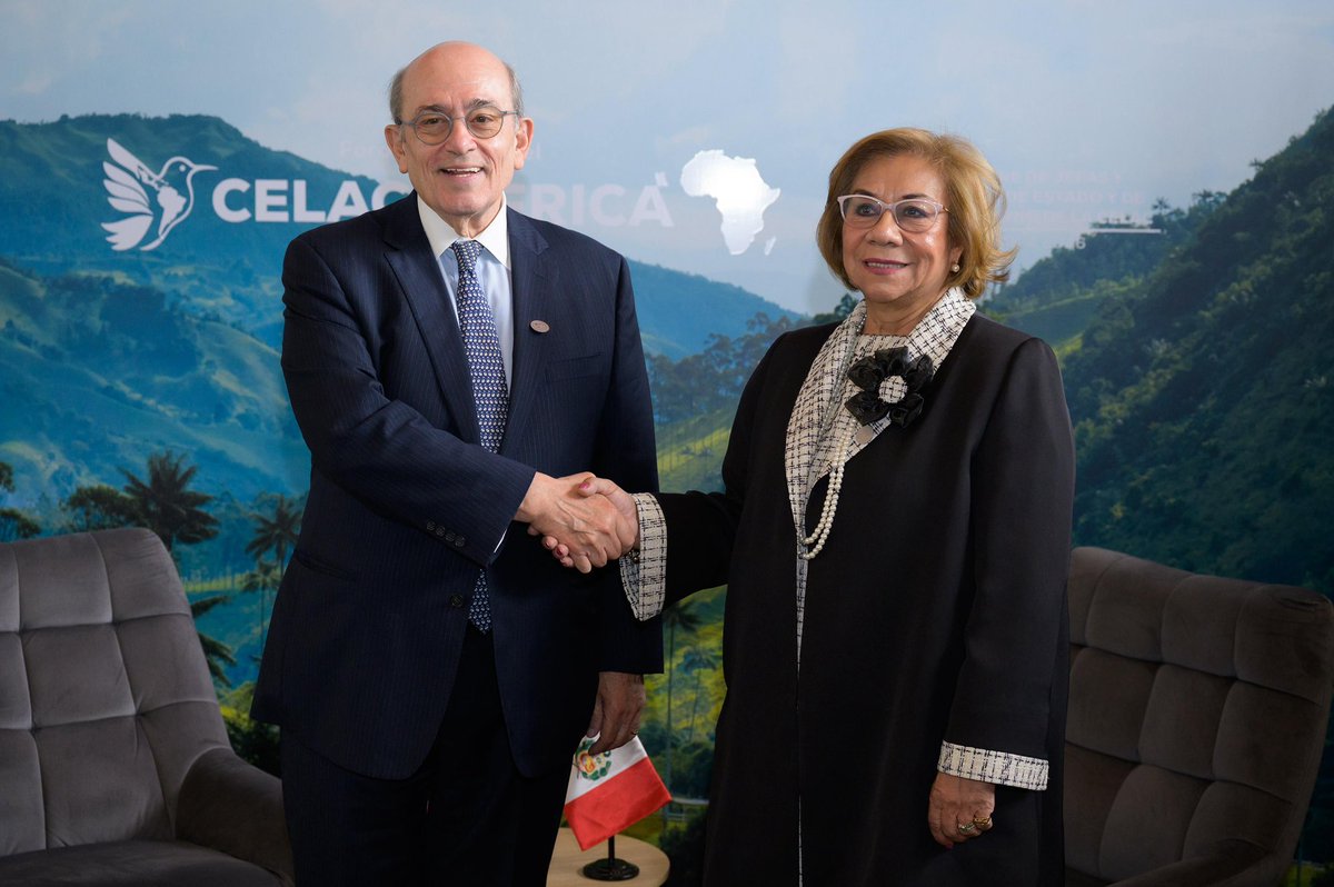 CancilleriaCol's tweet photo. 🇨🇴🤝🇵🇪 La Canciller Rosa Yolanda Villavicencio sostuvo una reunión bilateral con el Ministro de Relaciones Exteriores del Perú, Hugo De Zela Martínez. Dialogaron sobre integración regional, articulación en la CELAC y cooperación frente a desafíos comunes. https://t.co/bHH92g32l3