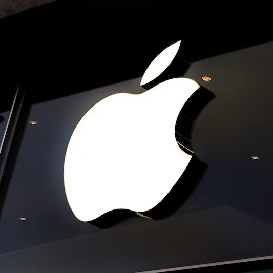 भारत सरकार की CERT-In ने Apple के iOS डिवाइसों में गंभीर सुरक्षा कमजोरियों की चेतावनी जारी की है —

★ CERT-In ने अलर्ट जारी किया है कि Apple के कुछ पुराने और हाल के iOS वर्जनों में कमजोरियाँ हैं, जिनका फायदा उठाकर हैकर्स डिवाइस पर हमला कर सकते हैं।

★ खास तौर पर WebKit में एक