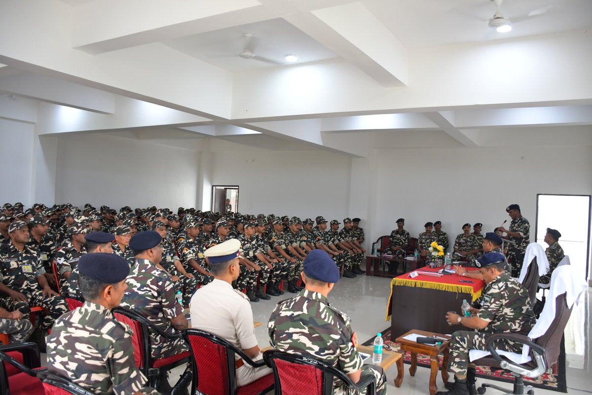 #DGSSBOnTour

Continuing his visit, Shri Sanjay Singhal, #DGSSB, visited #BOP Darranga (64th Bn), where he conducted a detailed review of the security grid at Bhutan Gate (TTR) and interacted with #Bhutan and LPAI officials. 
He also interacted BIT Darranga, and motivated them to