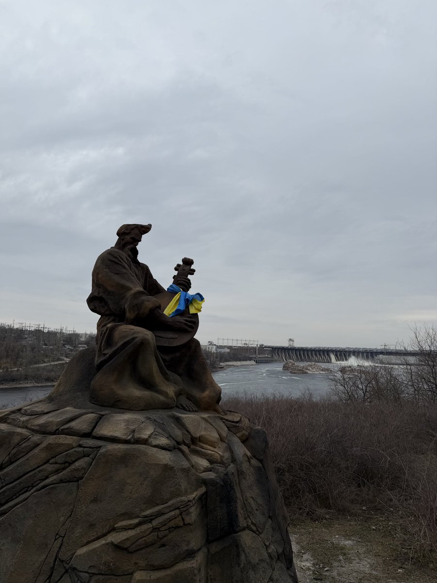 Підʼіжджаю до Запоріжжя. Фортифікаційні споруди змінюються полями, на яких вже потроху пробиваються рослини, і навпаки. В мене серце розривається від цього всього.
Як я хочу, щоби ці виблядки всі здохли. Але на жаль.