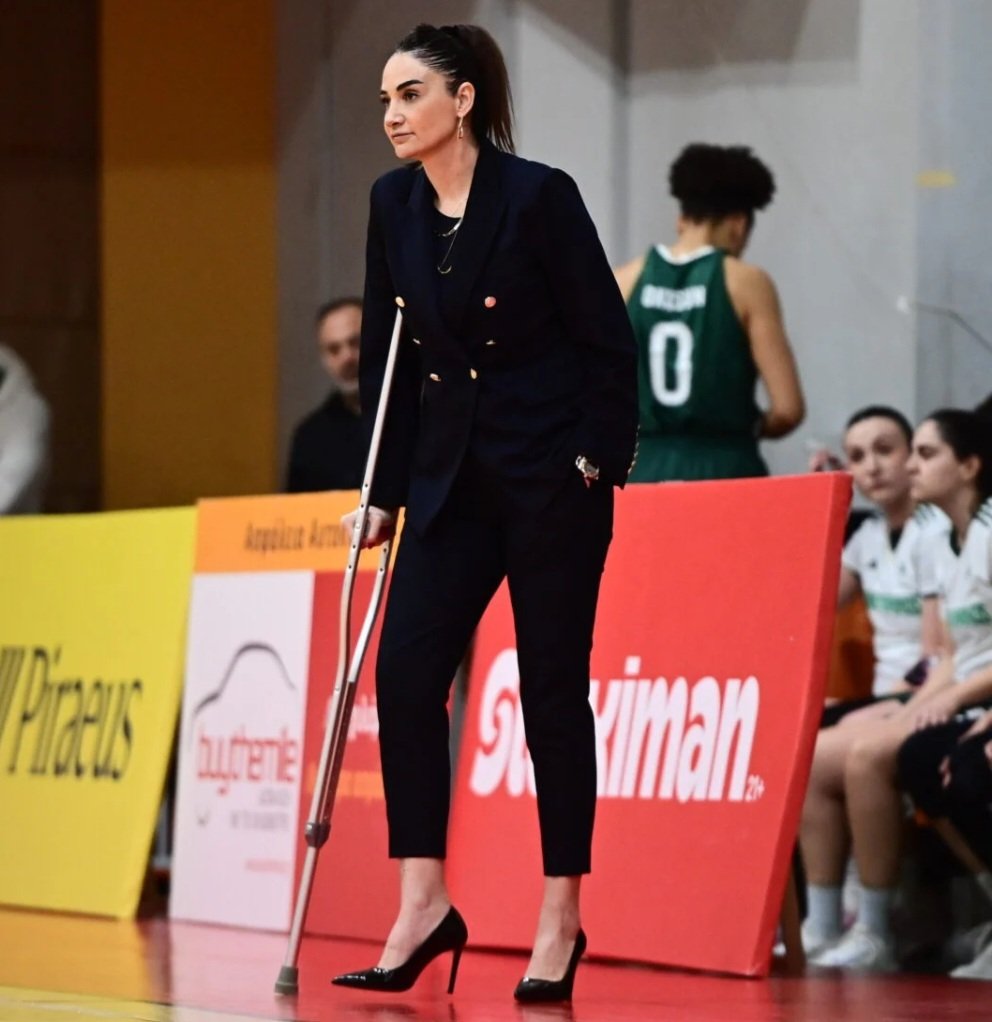 AUT⭕CORRECT tweet media