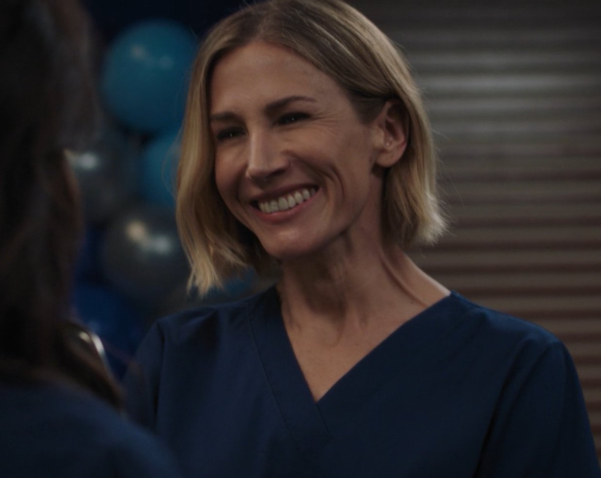 theLGBTdaily's tweet image. Her smile &amp;amp; that 🔥 body. I am so in love. #GreysAnatomy #Ameloni