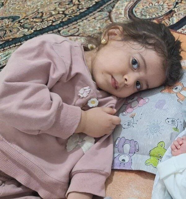 IRANinZIMBABWE's tweet photo. Selin was only 3 years old. Selin was her mother and father's hope.
.
.
.
.
.
She has been martyred by USA together with her mother and father. https://t.co/Z612mMcVpf