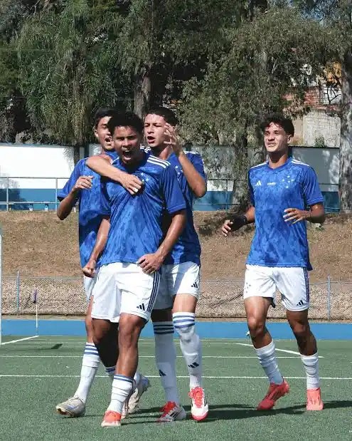 futsports81's tweet image. 🚨🔥 DONA MARIA CABULOSA INFORMA
VENCEU E CONVENCEU! 💙🦊
Cruzeiro 3x1 Minas Boca…
Enquanto muitos duvidam, a base responde em campo! 👀🔥
Será que já tem gente pedindo esses meninos no profissional? 🤔
COMENTA AÍ! 👇
#Cruzeiro #CriasDaToca #BaseForte