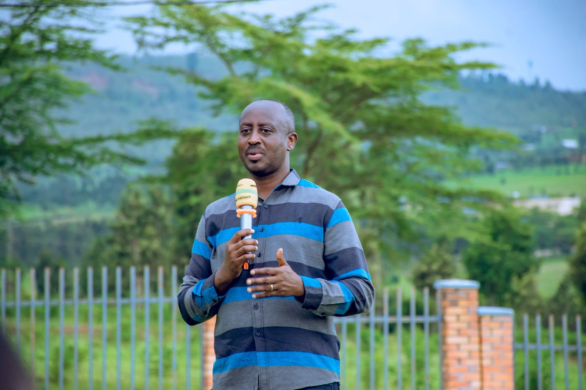 NyagatareDistr's tweet photo. Uyu munsi, Urubyiruko rwo mu Karere ka Nyagatare  rwazindukiye mu muganda wihariye w'urubyiruko wibanze ku gukora ibikorwa byo gufasha Abarokotse Jenoside yakorewe Abatutsi.  Ku rwego rw'Akarere , abawitabiriye bakoze isuku ku rwibutso rwa Nyagatare mu rwego rwo kwitegura Kwibuka ku nshuro ya 32 Jenoside yakorewe Abatutsi.