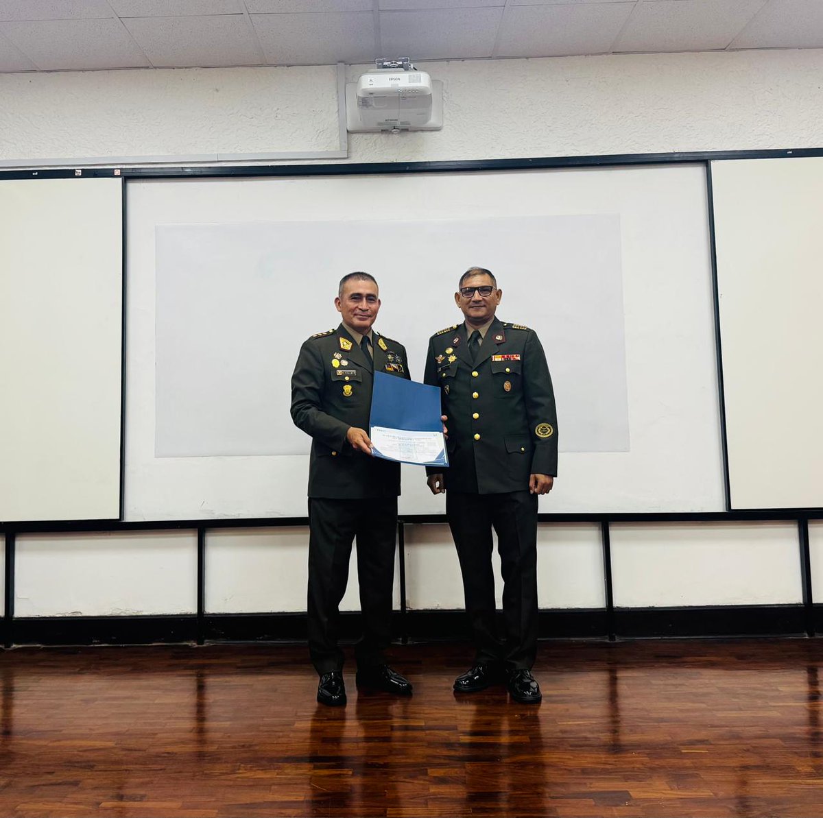 ceeeperu's tweet photo. El CEEEP agradece al Gral Div Oscar Luis Calle Pérez, Cmdte de la II DE, por su destacada participación como expositor en la conferencia sobre el Cenepa en la Escuela de Artillería, fortaleciendo la formación y el análisis estratégico del Ejército del Perú. https://t.co/jd7TaLIRSe