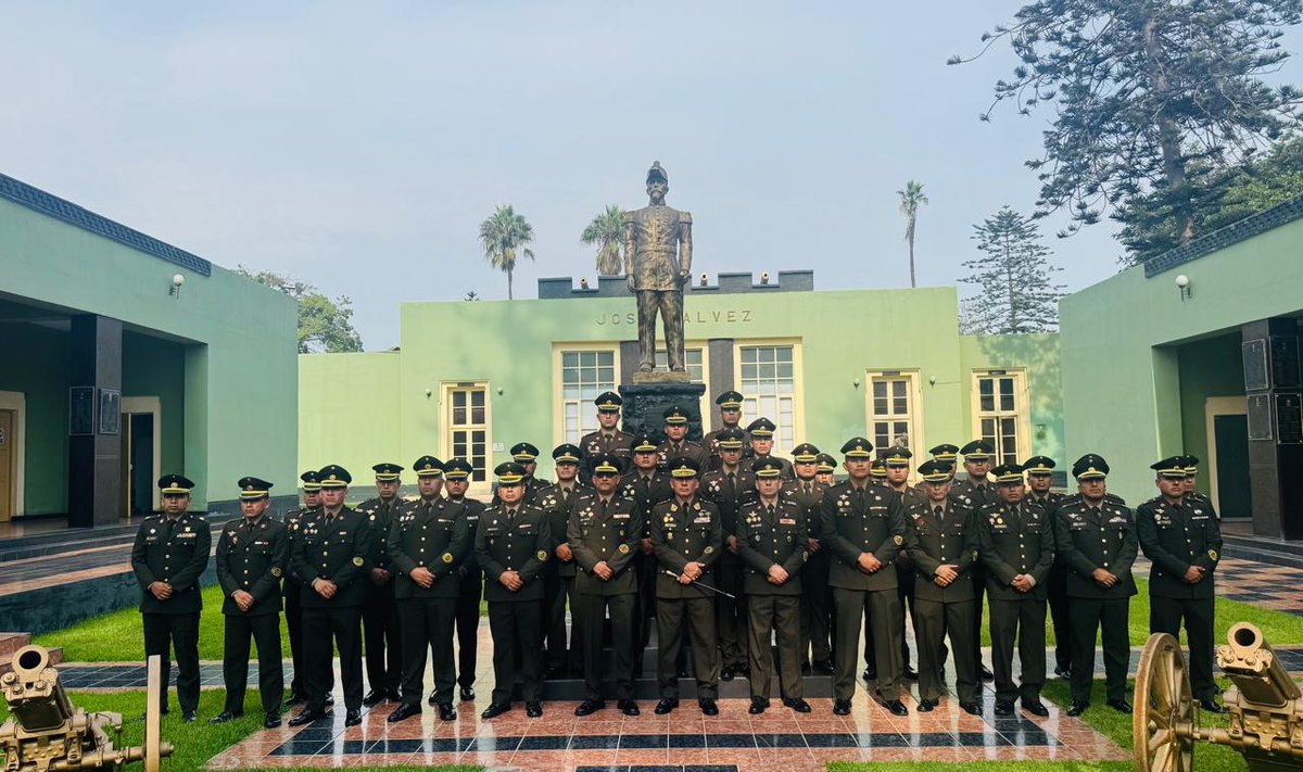 ceeeperu's tweet photo. El CEEEP agradece al Gral Div Oscar Luis Calle Pérez, Cmdte de la II DE, por su destacada participación como expositor en la conferencia sobre el Cenepa en la Escuela de Artillería, fortaleciendo la formación y el análisis estratégico del Ejército del Perú. https://t.co/jd7TaLIRSe