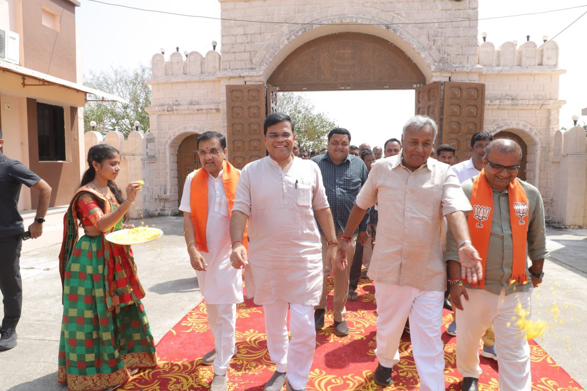 गिर सोमनाथ जिले की बैठक कोडिनार में सोरठ माता मंदिर के परिसर में संपन्न हुई । बैठक में जिला अध्यक्ष डॉ संजय सिंह परमार, जिला प्रभारी श्रीमती भावना बेन हीरपरा के साथ स्थानीय विधायक और गुजरात सरकार में शिक्षा मन्त्री डॉ प्रद्युम्न वाझा और जिले के अपेक्षित सभी कार्यकर्ता उपस्थित रहे