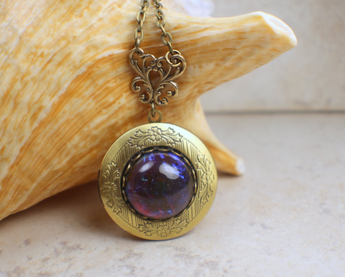 charsfavorite's tweet photo. Capture memories in style with our Red Dragons Breath Opal Photo Locket for only $35.00! A perfect blend of elegance and sentiment awaits you. #JewelryLovers #OpalMagic

Shop Now https://t.co/CHnCGVZ6P4 https://t.co/eJDNHy9G6y