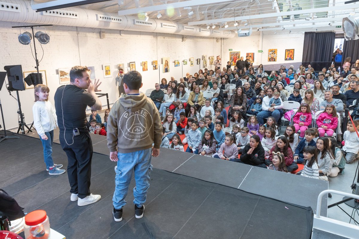 aytogetafe's tweet photo. Cerca de 200 personas han asistido hoy al espectáculo de magia y a la entrega de premios del concurso “Mi tienda favorita” en el Espacio Mercado.

La iniciativa, organizada por GISA y ACOEG para apoyar el comercio de proximidad, ha contado con más de 4.500 dibujos presentados. https://t.co/nKZmxuvyE6