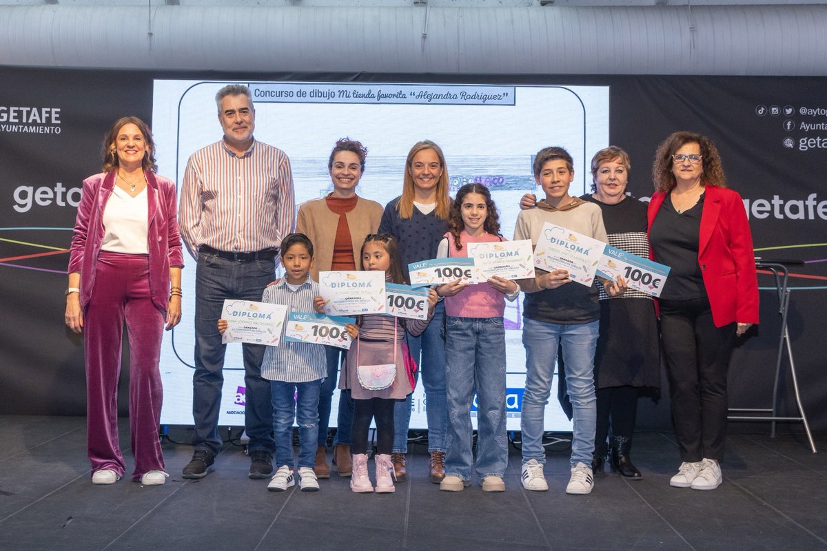 aytogetafe's tweet photo. Cerca de 200 personas han asistido hoy al espectáculo de magia y a la entrega de premios del concurso “Mi tienda favorita” en el Espacio Mercado.

La iniciativa, organizada por GISA y ACOEG para apoyar el comercio de proximidad, ha contado con más de 4.500 dibujos presentados. https://t.co/nKZmxuvyE6