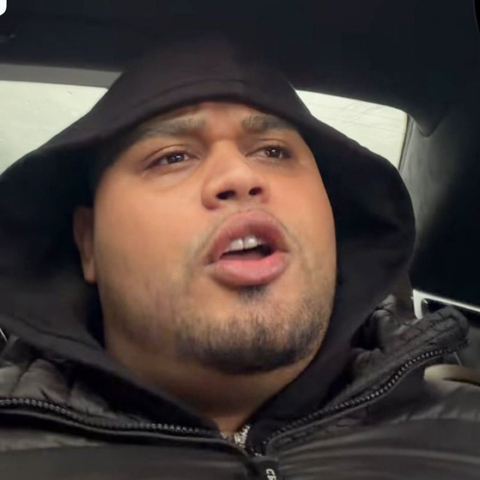 Mukkemel jawlineli yuzu kemikli kizlarin yaninda bizim gidi