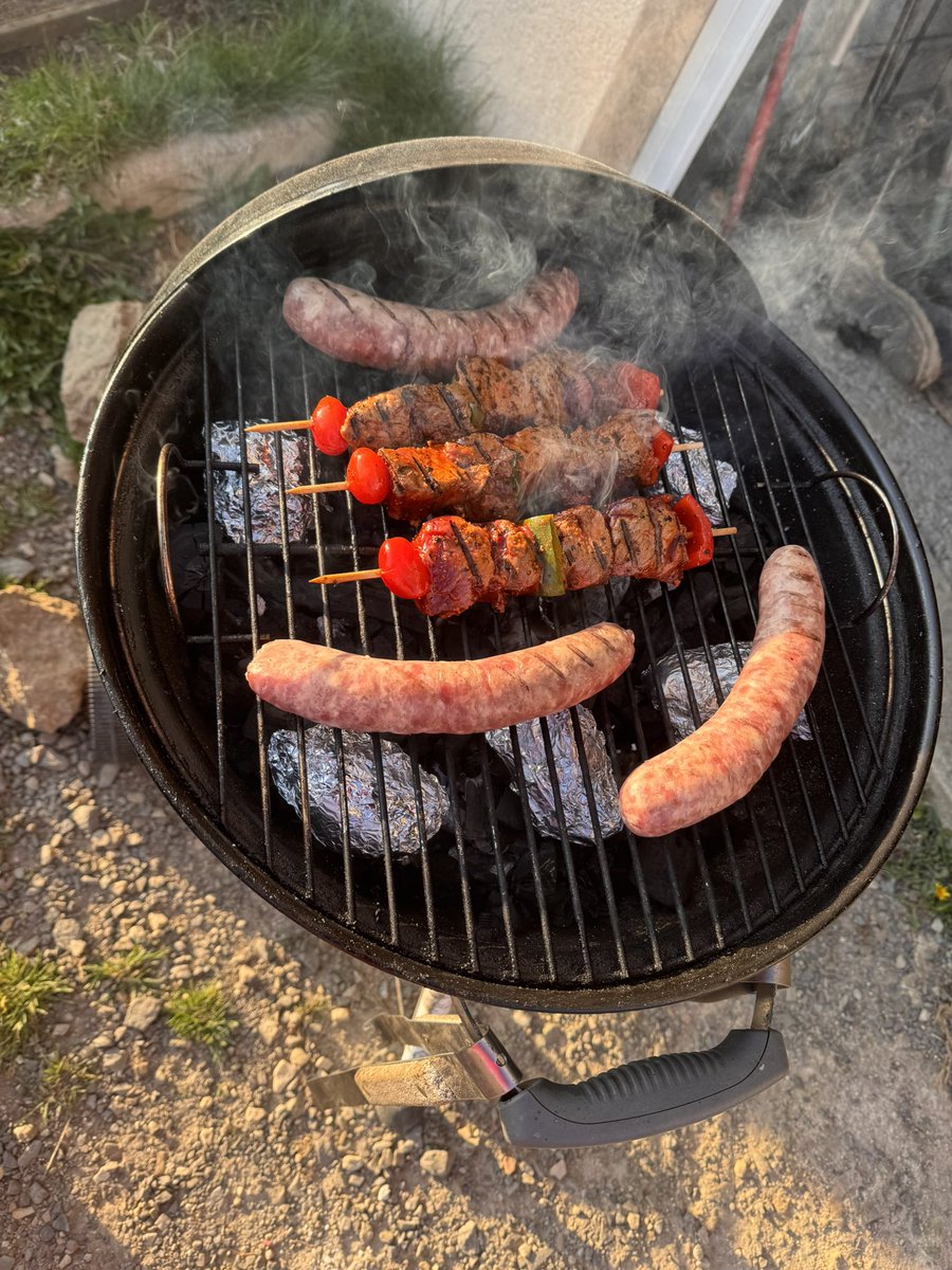 Tentation145L's tweet image. 🐾🔥 Salut les copains ! Ce soir ça sent bon le barbecue à la maison 😋
Au menu : brochettes de bœuf marinées aux 3 poivres 🥩, saucisses au bleu d’Auvergne 🌭, pommes de terre à la braise 🥔 et brochettes de légumes 🍆🌶️
on va se régaler 🤤

#Barbecue #TeamGourmand #VieDeChien