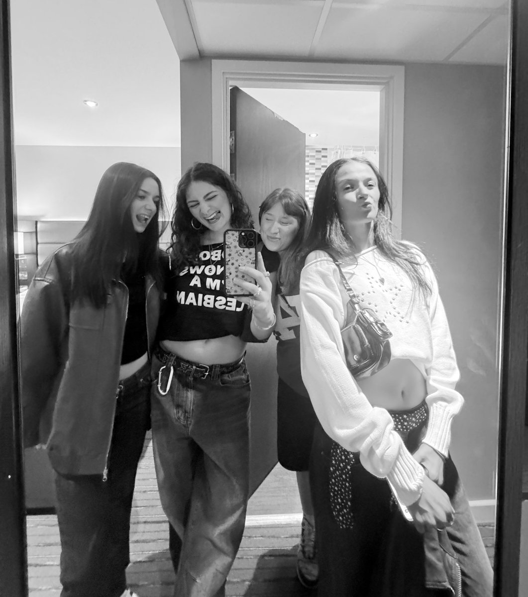 nikki MET ARIANA 。𖦹°‧✮⋆˙ tweet media