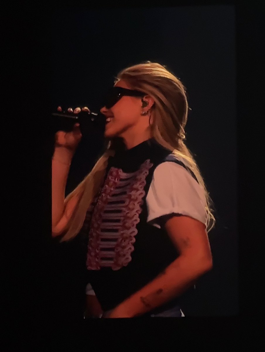 nikki MET ARIANA 。𖦹°‧✮⋆˙ tweet media