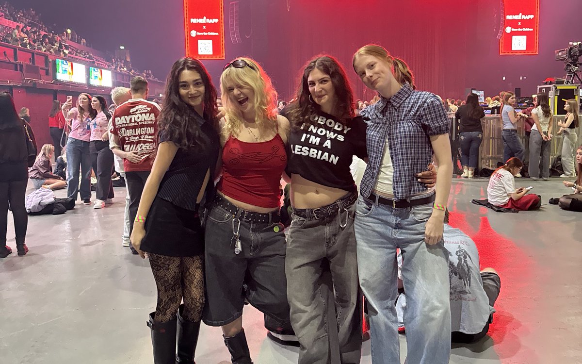 nikki MET ARIANA 。𖦹°‧✮⋆˙ tweet media