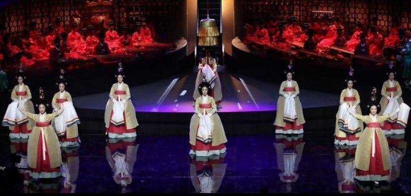 Arirang es un himno usado para expresar la libertad del pueblo coreano, y BTS lo llevó de la forma más cultural posible, incluyendo a las Minyo gasu (mujeres que cantaban música folclórica coreana) para presentarse dentro del palacio. Durante la dinastía Joseon