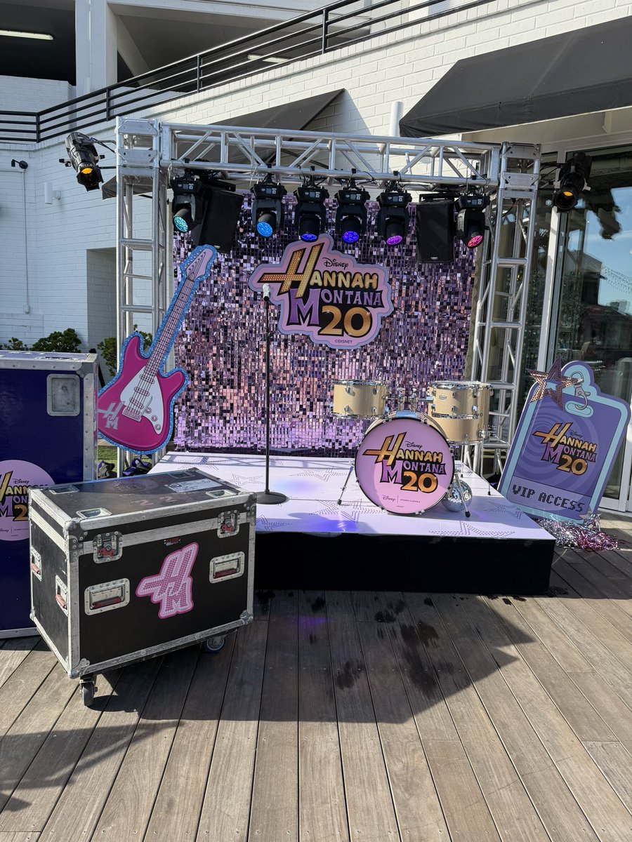 Miley Analytics tweet media